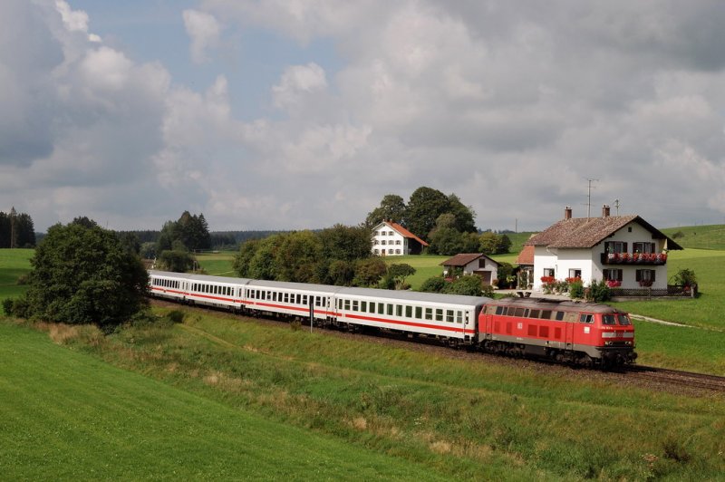 218 163 mit IC 2084 in Grwangs (13.08.2007)