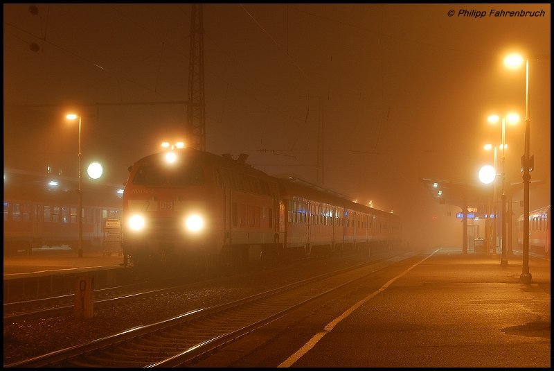 218 164-2 steht am frhen Nebelmorgen des 31.10.07 mit RE 3229 von Crailsheim nach Friedrichshafen auf Gleis 3 des Aalener Bahnhofs.