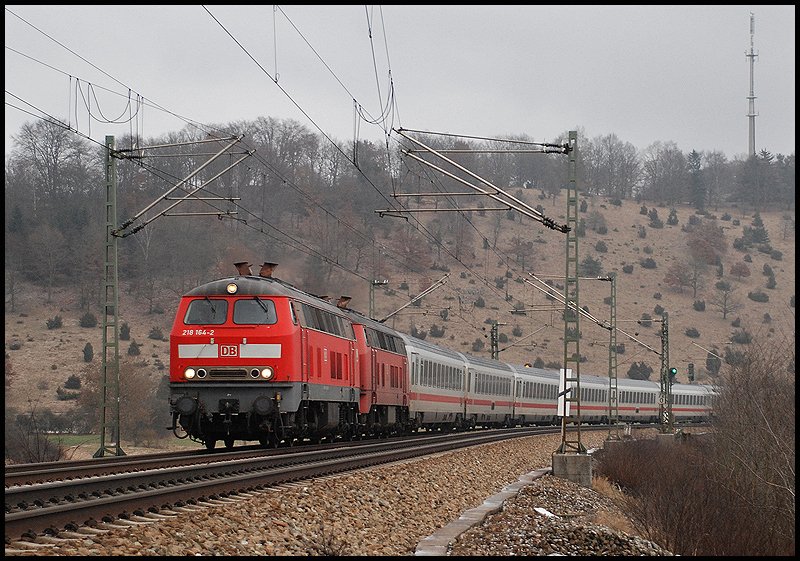 218 164 und 218 156 ziehen einen InterCity nach Stuttgart. Aufgenommen am 27.Dez 2008 bei Usrpring.