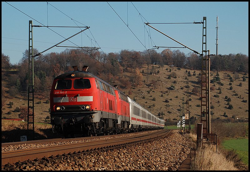 218 164 und 218 163 sind am 15.November 2008 mit dem IC 2012 bis Stuttgart Hbf unterwegs. Aufgenommen bei Urspring.