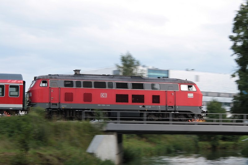 218 164 berfhrt am 10.7.2009 den Wurzacher Wallfahrtssondezug nach Friedrichshafen.
Aufgenommen auf der Ribrcke in Birkendorf.
