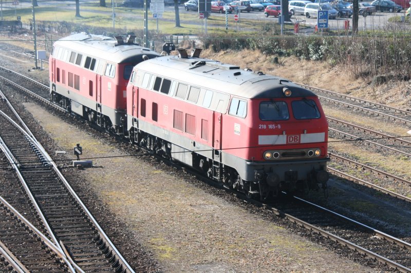 218 165-9 mit einer weiteren 218 beim rangieren im Bahnhof Lindau.Aufgenommen bei Gegenlicht am 09.02.08.