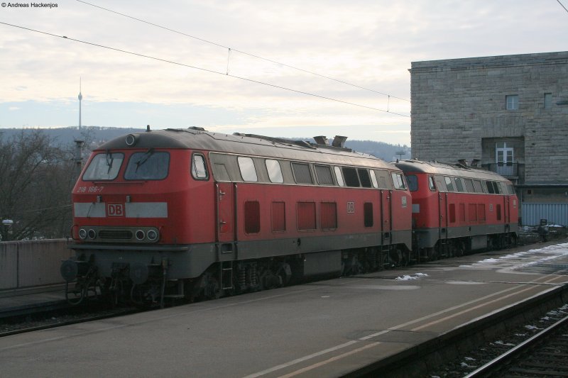 218 166-7 und 161-8 sind gerade beim Aufrsten um in wenigen Minuten den IC2013 nach Oberstdorf von 101 117-0 zu bernehmen Stuttgart Hbf 17.1.09