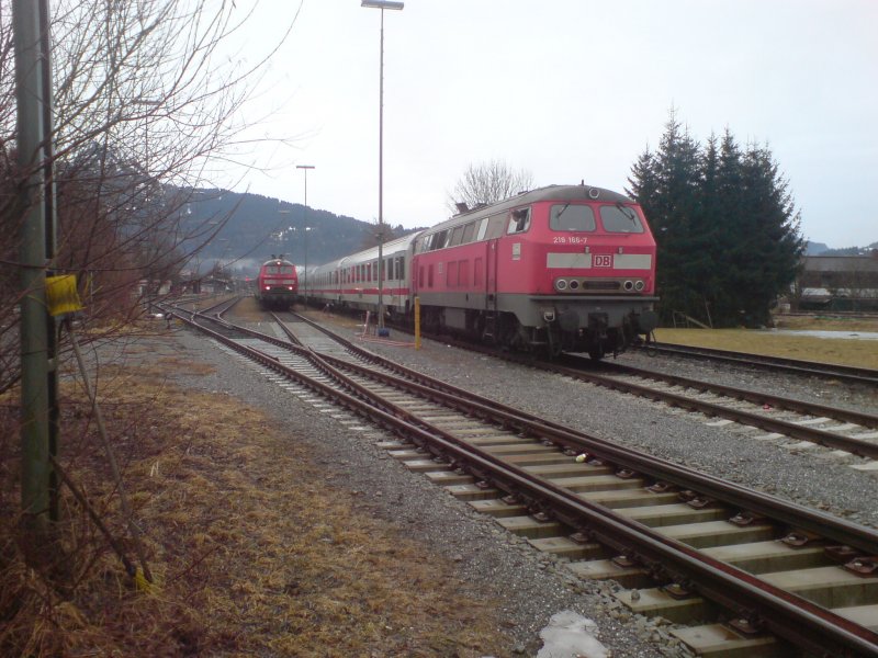 218 166-7 mit IC 2012 auf Gleis 54 und 218 196-4 mit IC 2084  auf Gleis 53 werden bereit gemacht für die Bereitstehung auf Gleis 4 nach Augsburg Hbf und Gleis 5 nach Hannover Hbf, am 22.02.08 in Oberstdorf