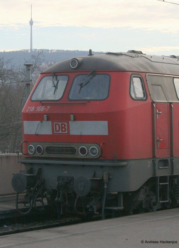 218 166-7 unter Stuttgarts Wahrzeichen dem Fernsehturm 17.1.09