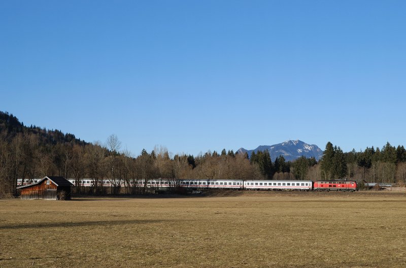 218 166 mit IC 2085 vor Oberstdorf (24.02.2008)