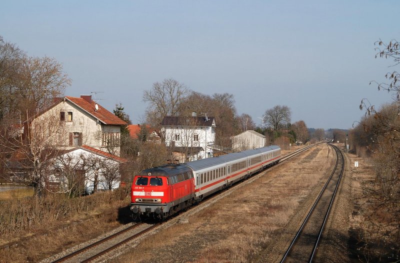 218 166 mit IC 2085 in Pforzen/Zellerberg (22.02.2007)