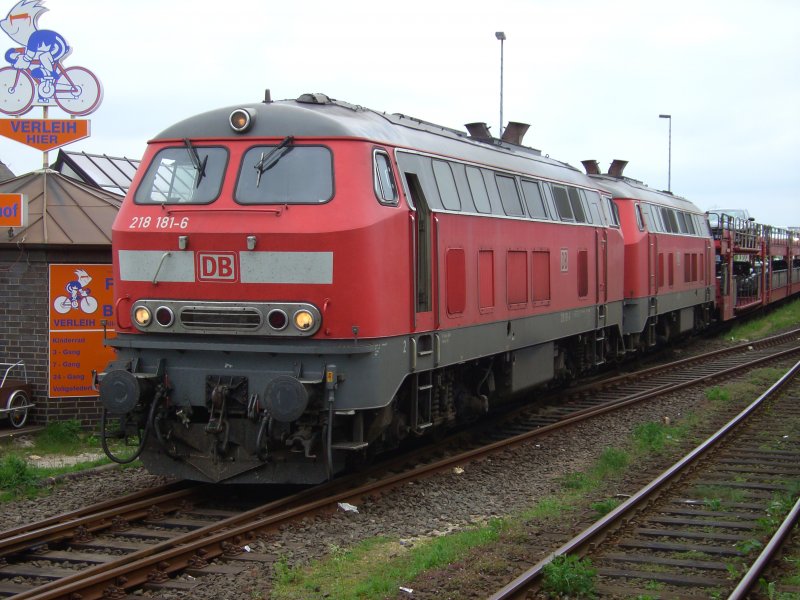218 181-6 und 218 162-6 erreichen am 02.06.07 mit einem Autoreisezug den Bahnhof Westerland auf Sylt.