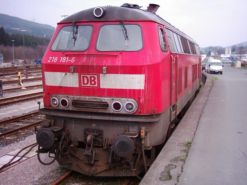 218 181-6 im Bahnhof Bestwig (Hochsauerlandkreis) Mrz 2005