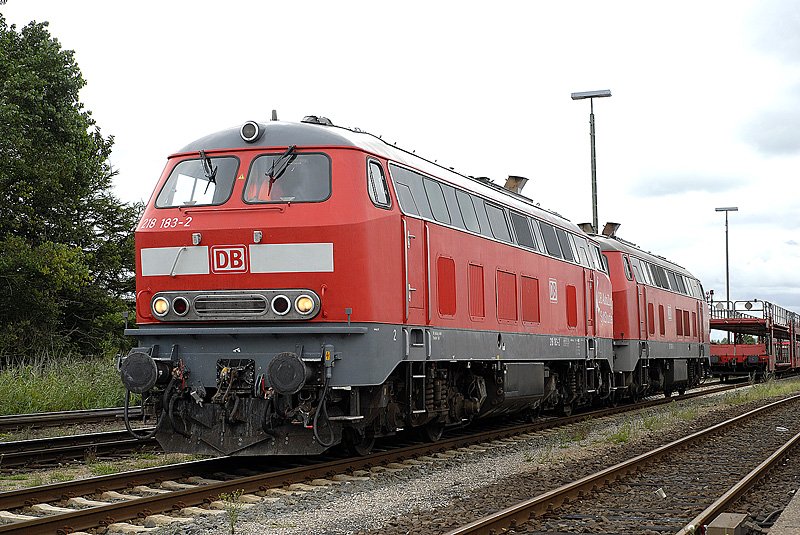 218 183 + 160 vor einem Autozug zur Insel Sylt. Niebll 14.08.2006