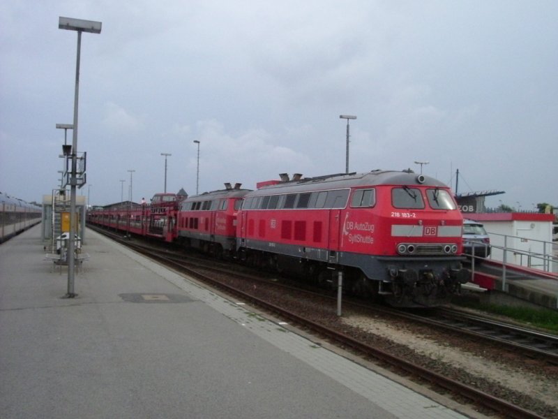 218 183 ist mit einer Schwestermaschine gerade von der Entladestation zur Beladestation fr Autos umgesetzt. (Westerland/Sylt, 13.08.2006)