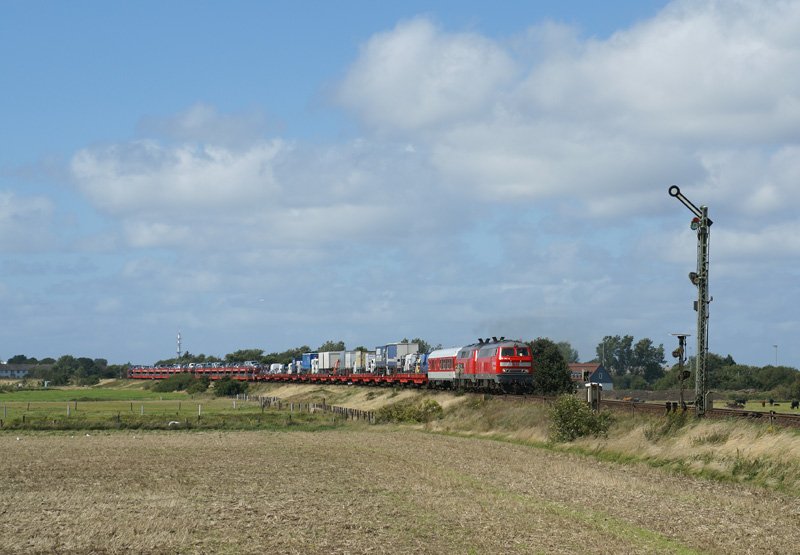 218 184-0 und eine weitere 218 passieren am 14.08.2008 mit ihrem Auozug nach Niebll das westliche ESig von Keitum.