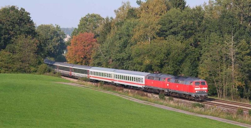 218 185 und 117 mit einem Suferzug von Mnchen nach Zrich
bei Mollenberg (zwischen Hergatz und Lindau) am 27.9.2009
