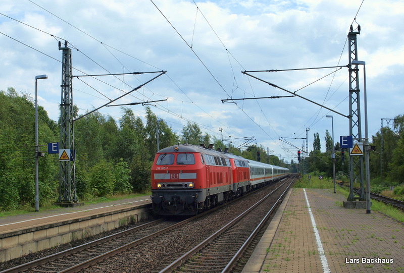 218 185-7 und 218 344-0 legen am 30.07.09 einen auerplanmigen Halt mit IC 2170 Hannover HBf - Westerland/Sylt in Elmshorn ein, da einige Regionalbahnen zwischen Itzhohe und Glckstadt ausfallen.