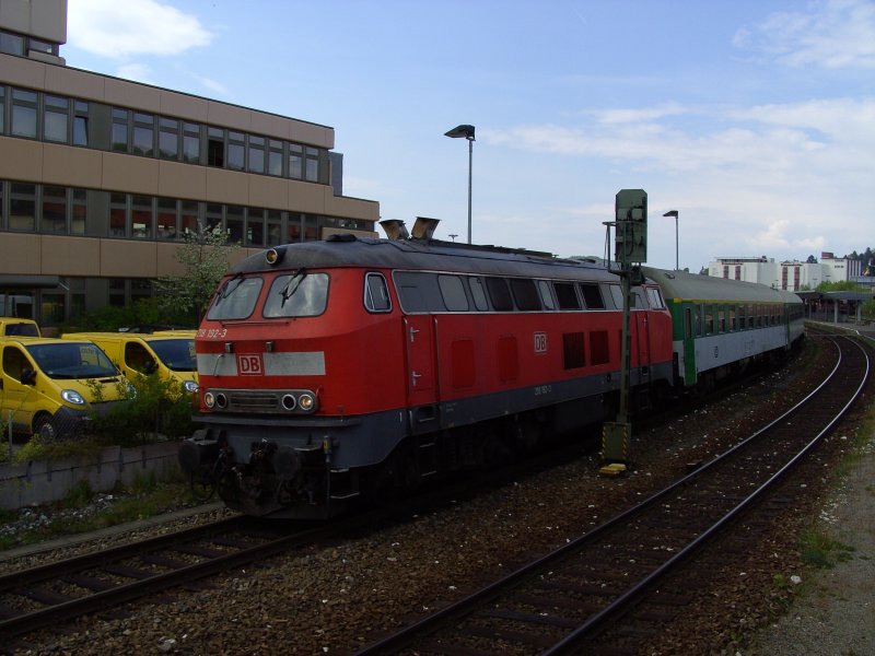 218 192 am 06.05.2008 bei der Ausfahrt aus dem Amberger Bahnhof mit dem  Prager  RE 453  Karel Capek  von Nrnberg nach Prag