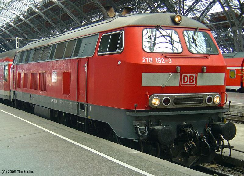218 192 steht am 11.08.2005 mit ihrem RE aus Mnchen in Leipzig Hbf.