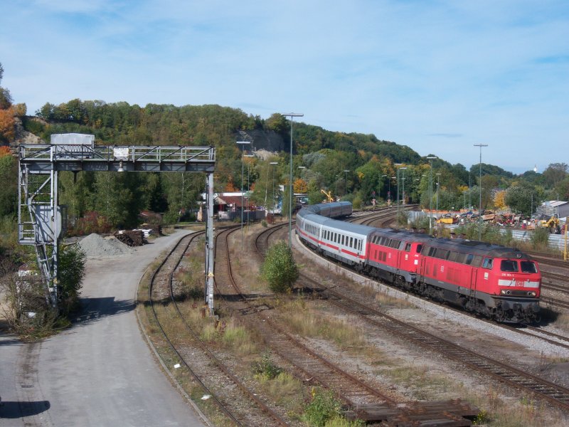 218 193 und eine weitere Ulmer 218 fahren am 5.10.2008 mit IC 119 in den Bahnhof Biberach/Riss ein, der (noch) ber zahlreiche Nebengleise verfgt, deren Abbau jedoch bereits begonnen hat.
Vermutlich wird auch der Bockkran dann verschwinden. aber auch die Dieselbespannung dieses Zuges wird in eingen Jahren mit der Elektrifizierung der Sdbahn Geschichte sein.(Wird wohl doch noch ne weile dauern, da die Elektrifizierung um 3 Jahre verschoben wurde.)
