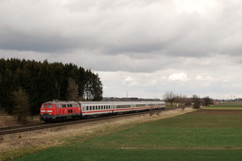 218 196 mit IC 2085 bei Buchloe (02.03.2007)