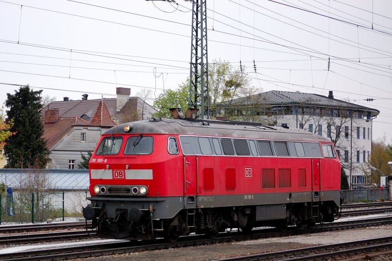 218 199-8 bei einem kurzen Halt auf den G�terzuggleisen von M�nchen-Pasing.
