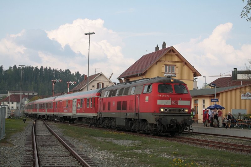 218 204 rangiert am 1.5. mit ihrem Sonderzug im Bahnhof Mnsingen.