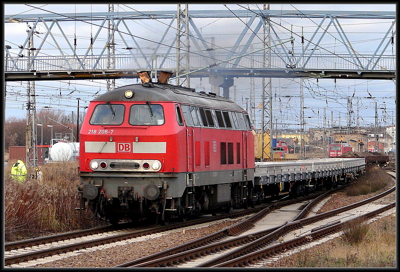 218 208-7 im Bauzugdienst. Die angehngte Fuhre ging nach Mukran. Stralsund am 13.12.07 