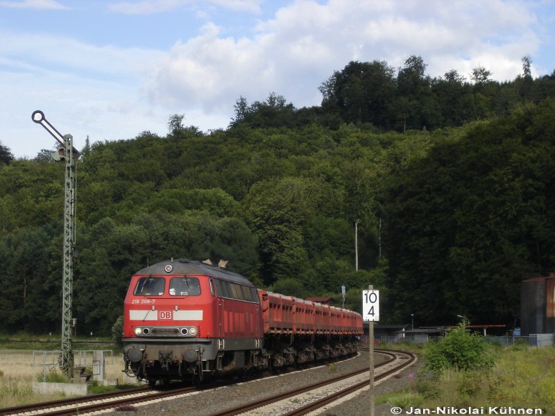 218 208 fhrt am Sonntag, den 2.7.07 mit ihrem Schotterzug durchs Lahntal in den Westerwald.