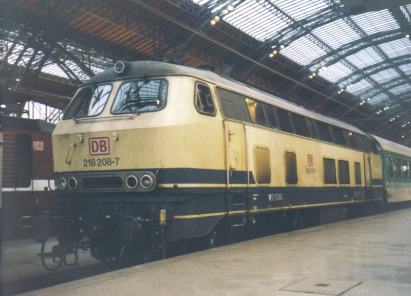 218 208 mit einem RE nach Chemnitz Hbf. Bild vom 04.07.01 in Leipzig Hbf.