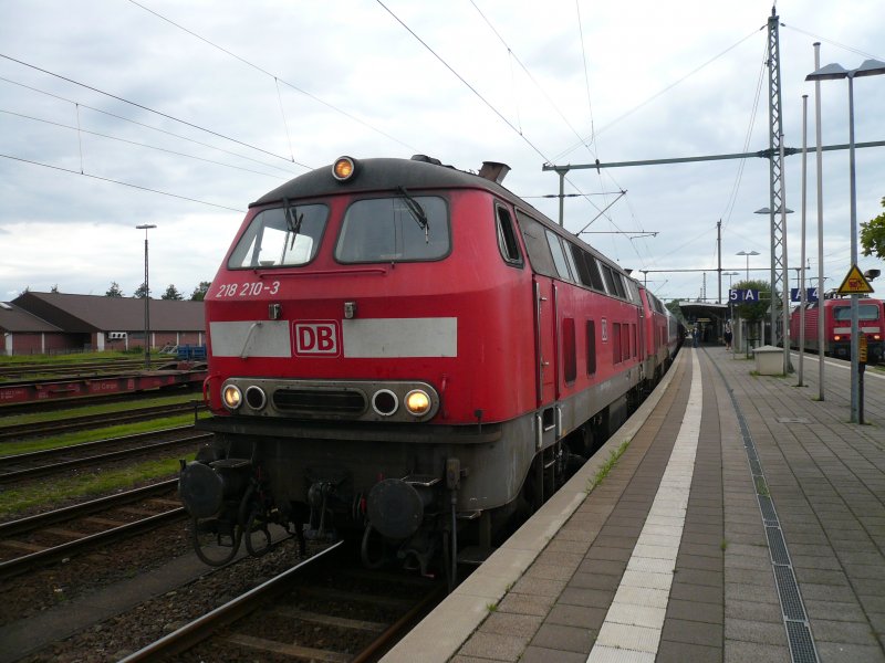 218 210-3 und 218 349-9 am 7.9.2008 vor dem IC nach Heidelberg in Itzehoe