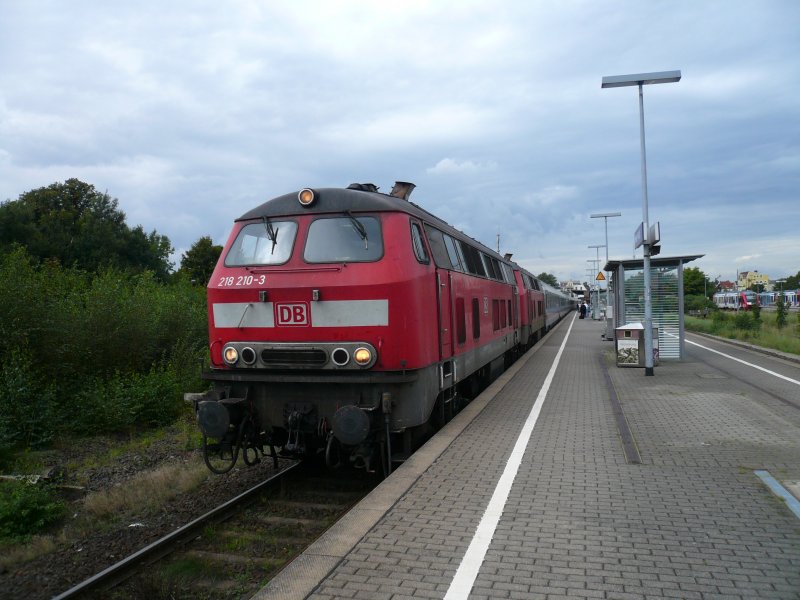 218 210-3 und 218 349-9 stehen am 7.9.2008 mit einem Intercity nach Stuttgart in Heide auf Gleis 2