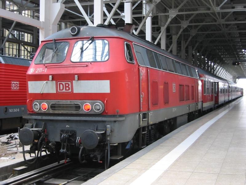 218 211 am 01.06.2005 in der Halle von Frankfurt am Main Hbf.