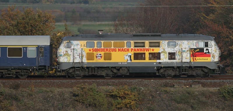 218 212-9 mit Sonderzug (nach Pankow) auf der linken Rheinstrecke Richtung Mainz, aufgenommen am 09.11.2004
insgesamt 10 Waggons, u.a. ARmh rot/blau Kakadu (hinter Lok), Ayl, BR4ymg, A4ymg, B4ymg