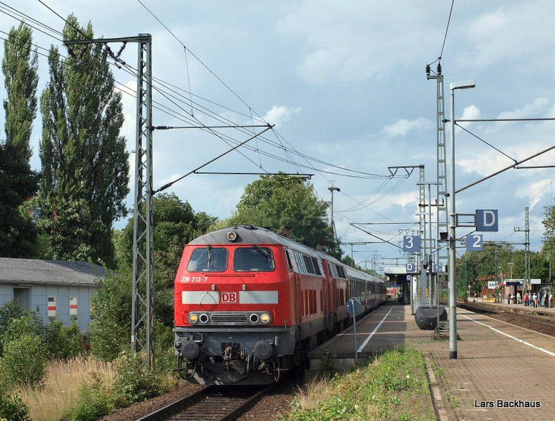 218 213-7 und 218 345-7 ziehen den IC 2315 Westerland/Sylt - Frankfurt (M) Hbf durch Elmshorn zum nchsten Planmigen Halt nach Hamburg-Dammtor. Aufgenommen am 30.07.09.