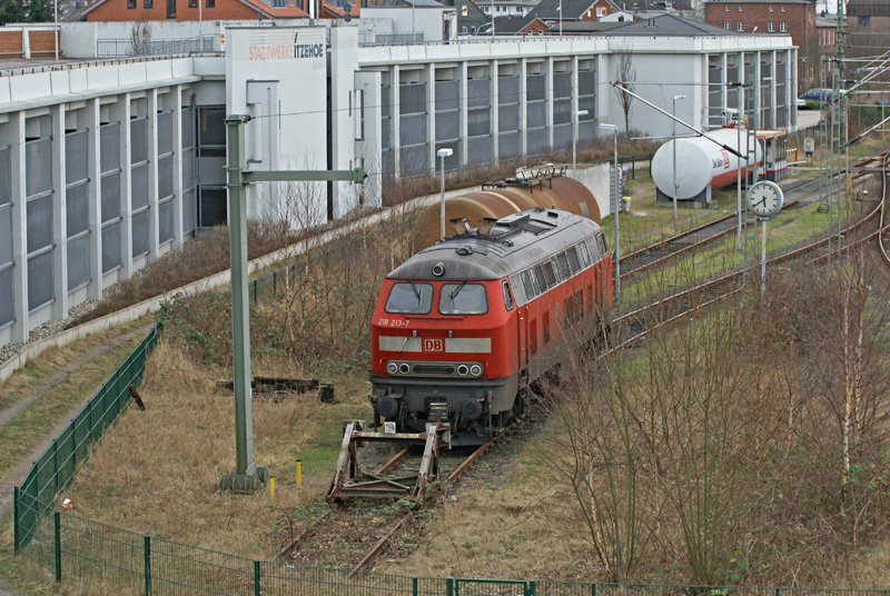 218 213-7 steht am 31.01.2009 in Itzehoe fr die nchsten Leistungen bereit.