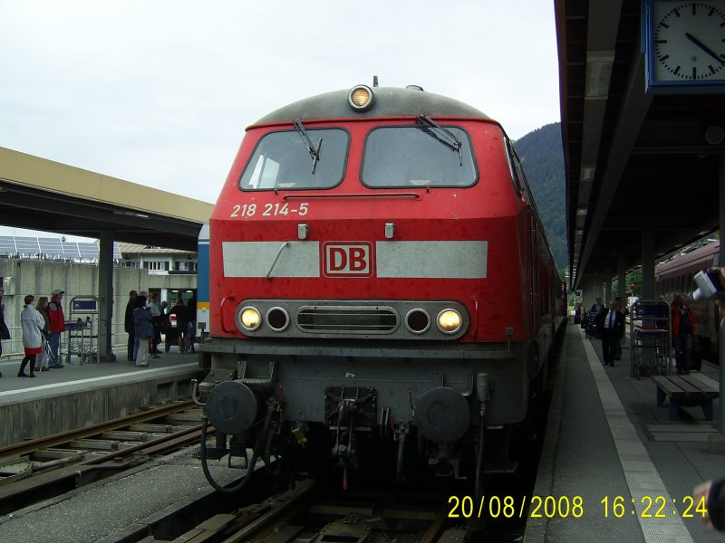 218 214-5 ist gerade mit dem IC 2083 in Oberstdorf eingetroffen und rollt wenig sp�ter auf das Abstellgleis. Bild vom 20.8.2008.