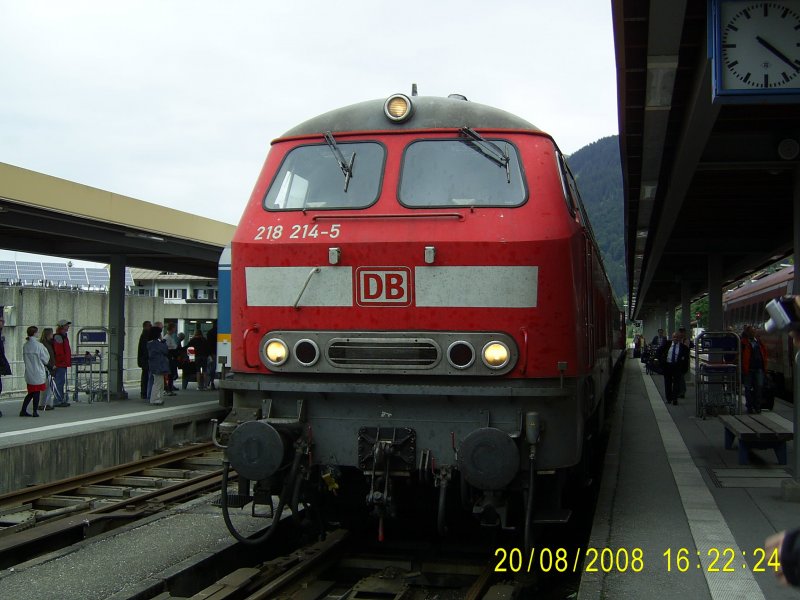 218 214-5 ist gerade mit dem IC 2083 in Oberstdorf eingetroffen und rollt wenig spter auf das Abstellgleis. Bild vom 20.8.2008.