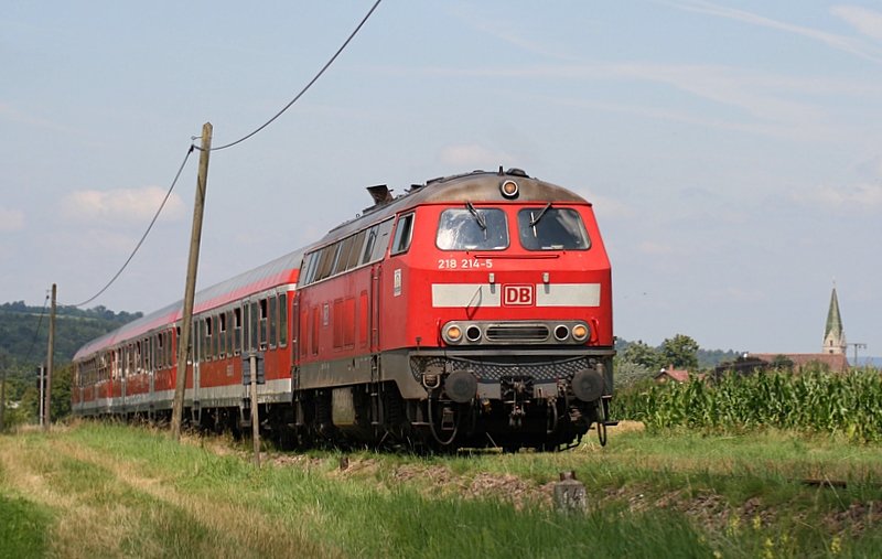 218 214 auf der letzten Nebenbahn Baden-Wrttembergs, auf der noch Lokbespannde Zge verkehren: Der Teckbahn. Nahe Brucken, 25. Juli 08