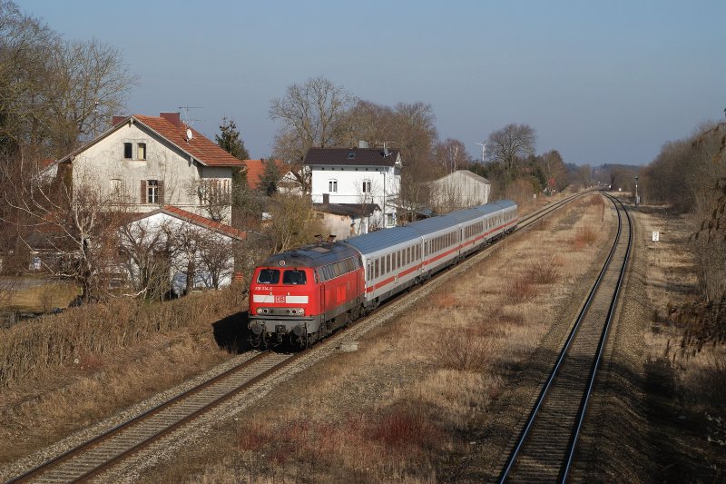 218 214 mit IC 2085 in Pforzen (Zellerberg) [10.02.2008]