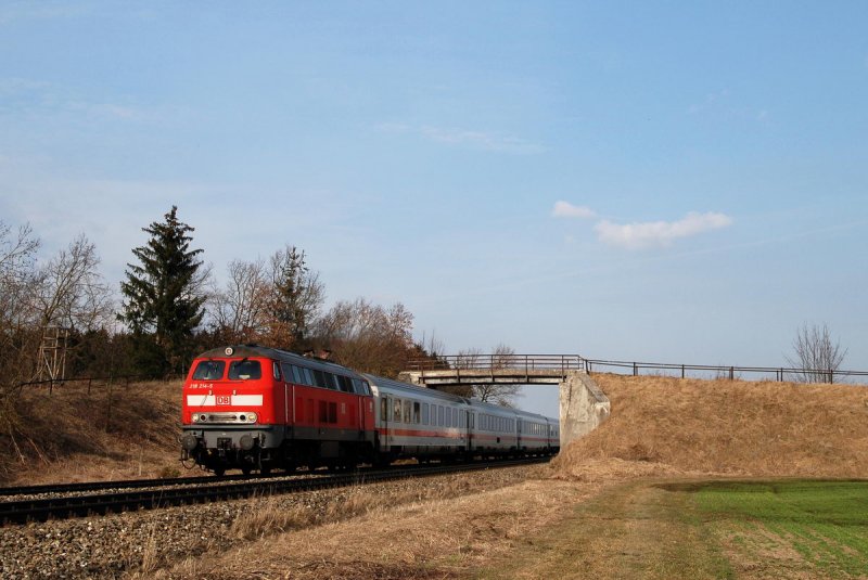 218 214 mit IC 2085 bei Buchloe (23.02.2007)