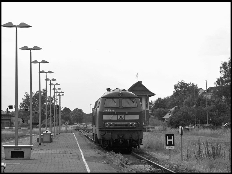 218 218-6 auf dem Weg von Stralsund zu ihrem Heimatwerk Lbeck am 29.06.2008 in Grevesmhlen.
