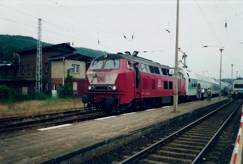 218 218 auf Testfahrt im Juli 1999 vor einer Regionalbahn nach Stralsund in Sassnitz.