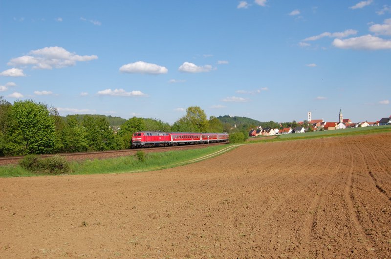 218 219 mit dem RE 452  Jan Hus  von Prag nach Nrnberg, hier am Drei-Kirchen-Blick bei Sulzbach-Rosenberg am 10.05.2008