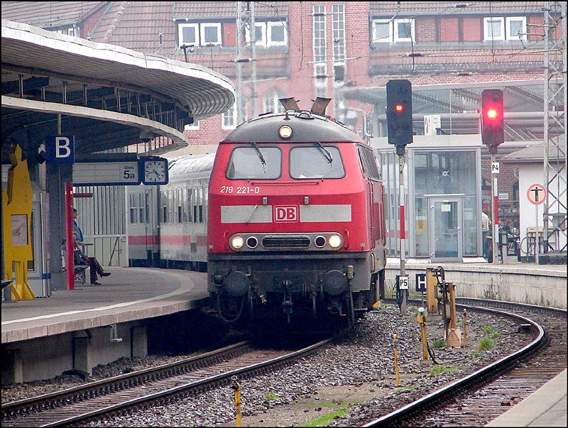 218 221-0 fhrt mit IC1937 aus Hamburg Altona, in den Hbf Stralsund ein. ( am 20.10.06 )