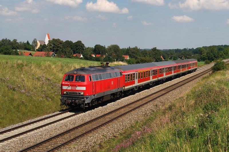 218 223 mit RE 32682 bei Epfenhausen (19.08.2008)