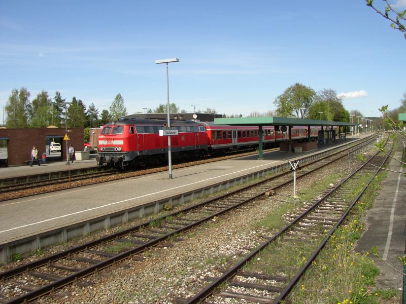 218 225 in Kaufbeuren. Das ist schon ein richtig historisches Bild (wie mans nimmt). Das Gleis 3 (2. von Rechts) ist jetzt schon neugeschottert und gestopft. Bis 2006 werden die Hauptstrecken im Allgu fr 300 Millionen ? modernisiert und fr die Neigetechnik fit gemacht. Ab 2006 werden dann die Zge mit bis zu 160km/h durch dieses Voralpengebiet rauschen.