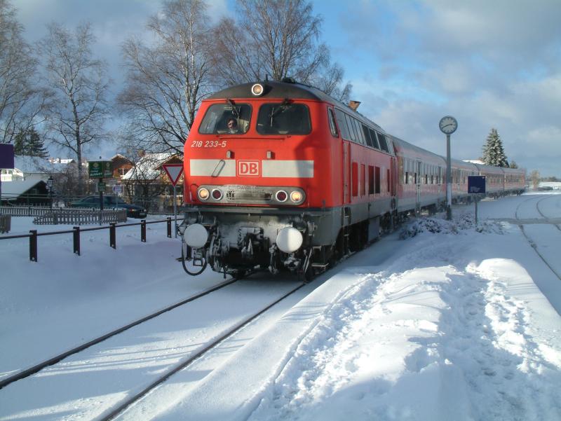 218 233 auf dem Weg nach Fssen in Langewang am 17.12.05