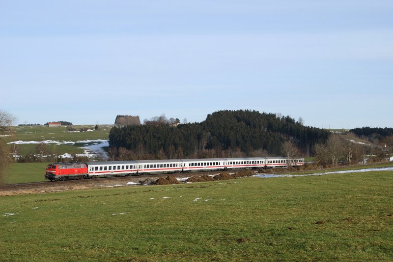 218 239 mit IC 2085 bei Steig (Grwangs) [15.01.2008]