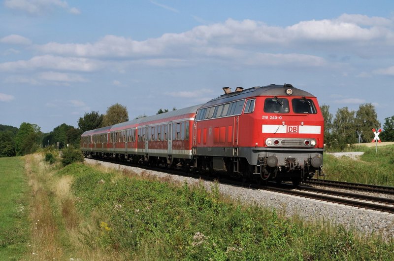 218 240 mit RE 32616 bei Epfenhausen (18.08.2007)