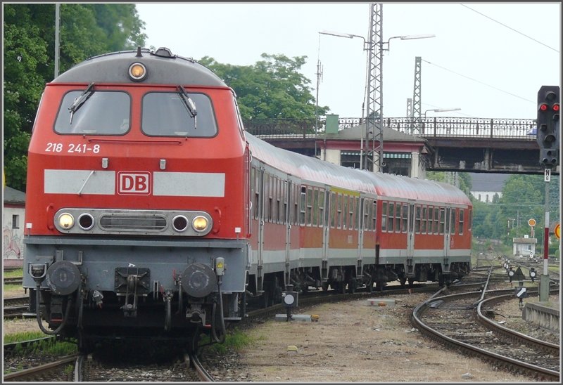 218 241-8 trifft aus Augsburg kommend in Lindau Hbf ein. (26.05.2008)