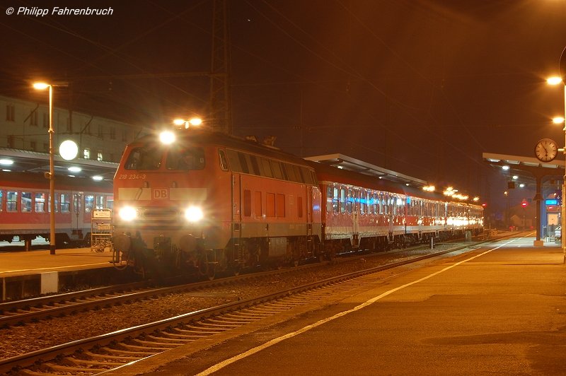 218 243-3 steht am frhen Morgen des 14.02.08 mit RE 3239 von Crailsheim nach Friedrichshafen Stadt auf Gleis 3 des Aalener Bahnhfos.