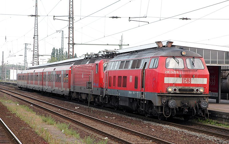 218 247 schleppt eine schadhafte 143er mit ihrem S-bahnzug aus den Bhf Oberhausen. 16.05.2005